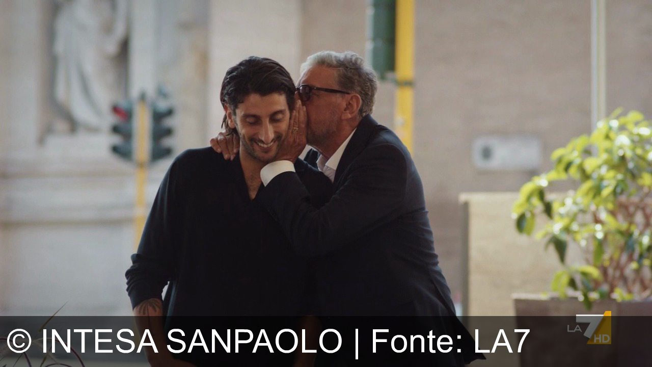 TV Werbung intesa sanpaolo - Con Pietro, anche papà scopre la banca Intesa Sanpaolo: un sorriso, una canzone e la sorpresa di Mina.