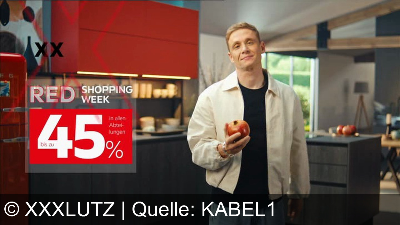 TV Werbung xxxlutz - Promi diskutiert im futuristischen Zimmer: „Geht das mit Gedankensteuerung?“ – Jetzt Innovation und starke Rabatte zur Red Shopping Week bei XXXLutz erleben!