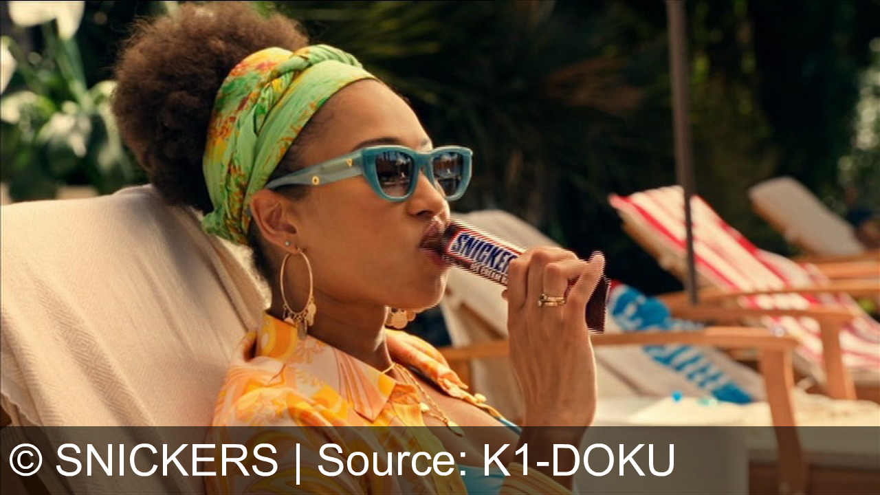 TV Werbung snickers - Entspanne am Pool mit Snickers Ice Cream: Cremiges Eis, knackige Erdnüsse, softes Karamell. Perfekt für deinen Urlaubsmoment!