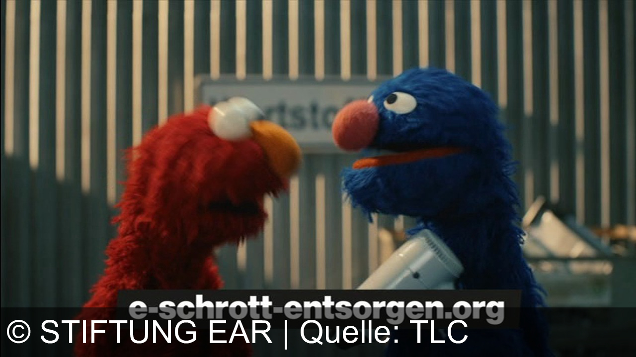 TV Werbung stiftung ear - Das blaue und das grüne Monster zeigen: E-Schrott wie Föhn & Co. gehören zu e-schrott-entsorgen.org – entsorge kostenlos am Wertstoffhof oder im Supermarkt!