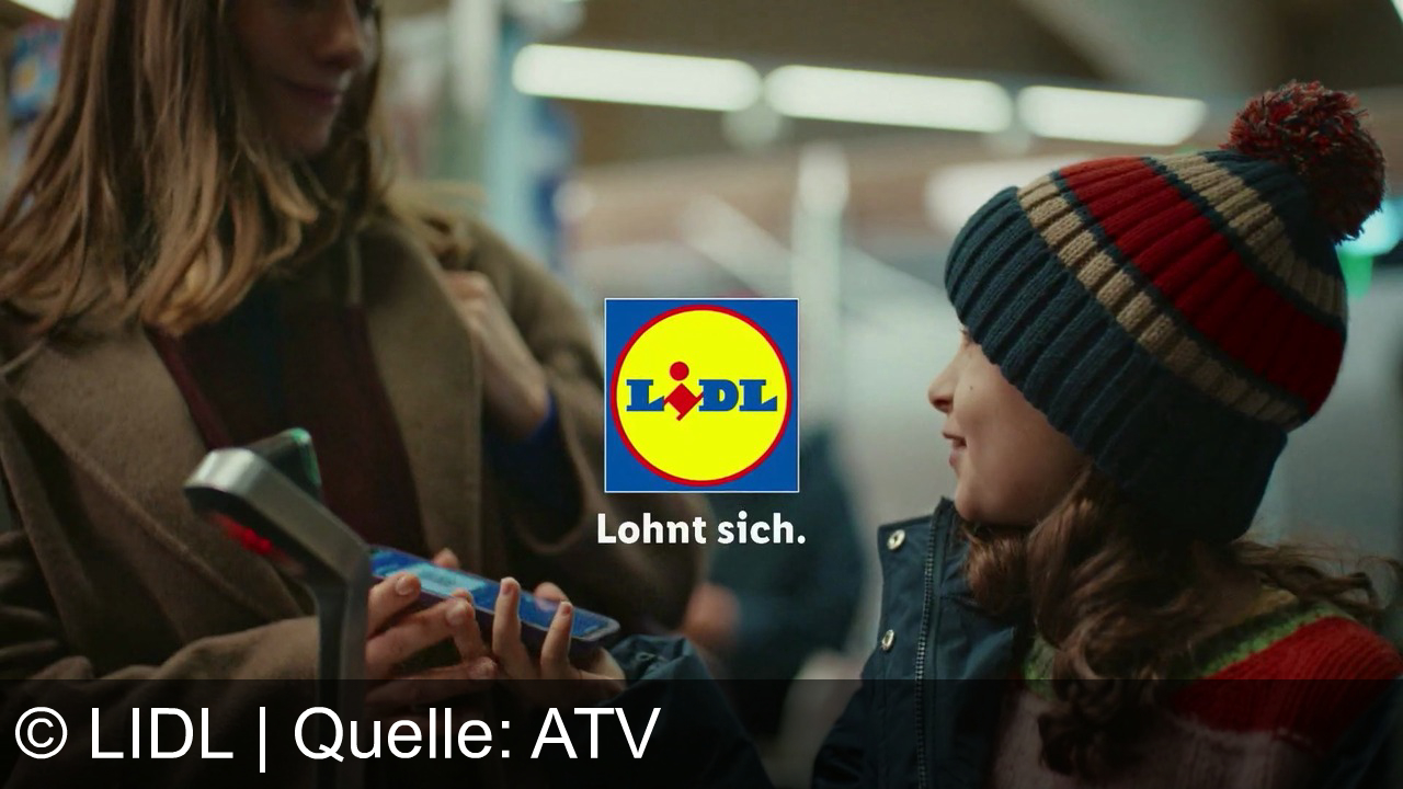 TV Werbung lidl - Stylische Weihnachten mit Lidl erleben: Damenfeinstrickkleid für 9,99 €, Damenleggings für 7,99 € – doppelt sparen mit Lidl Plus. Lidl lohnt sich, nicht nur im November!