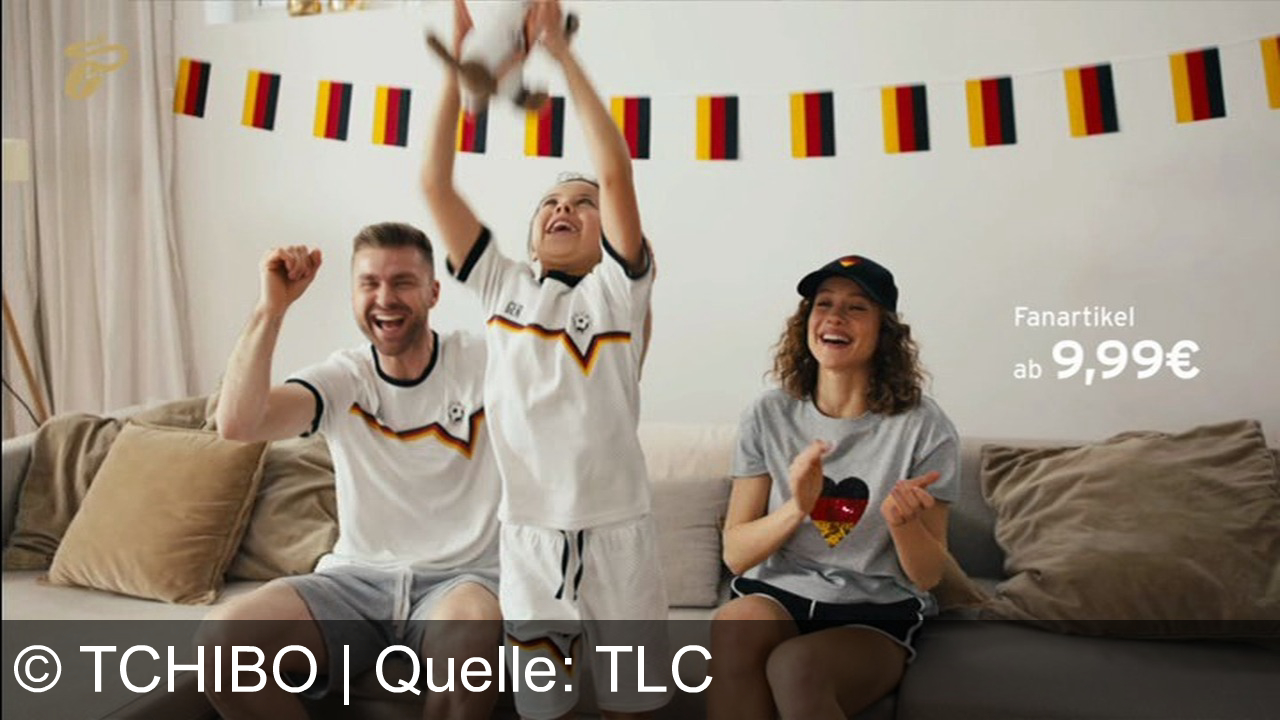 TV Werbung tchibo - Das Lächeln von Tchibo – hochwertige Produkte für große und kleine Fußballfans. Fanartikel ab 9,99 €. Nur bei Tchibo.