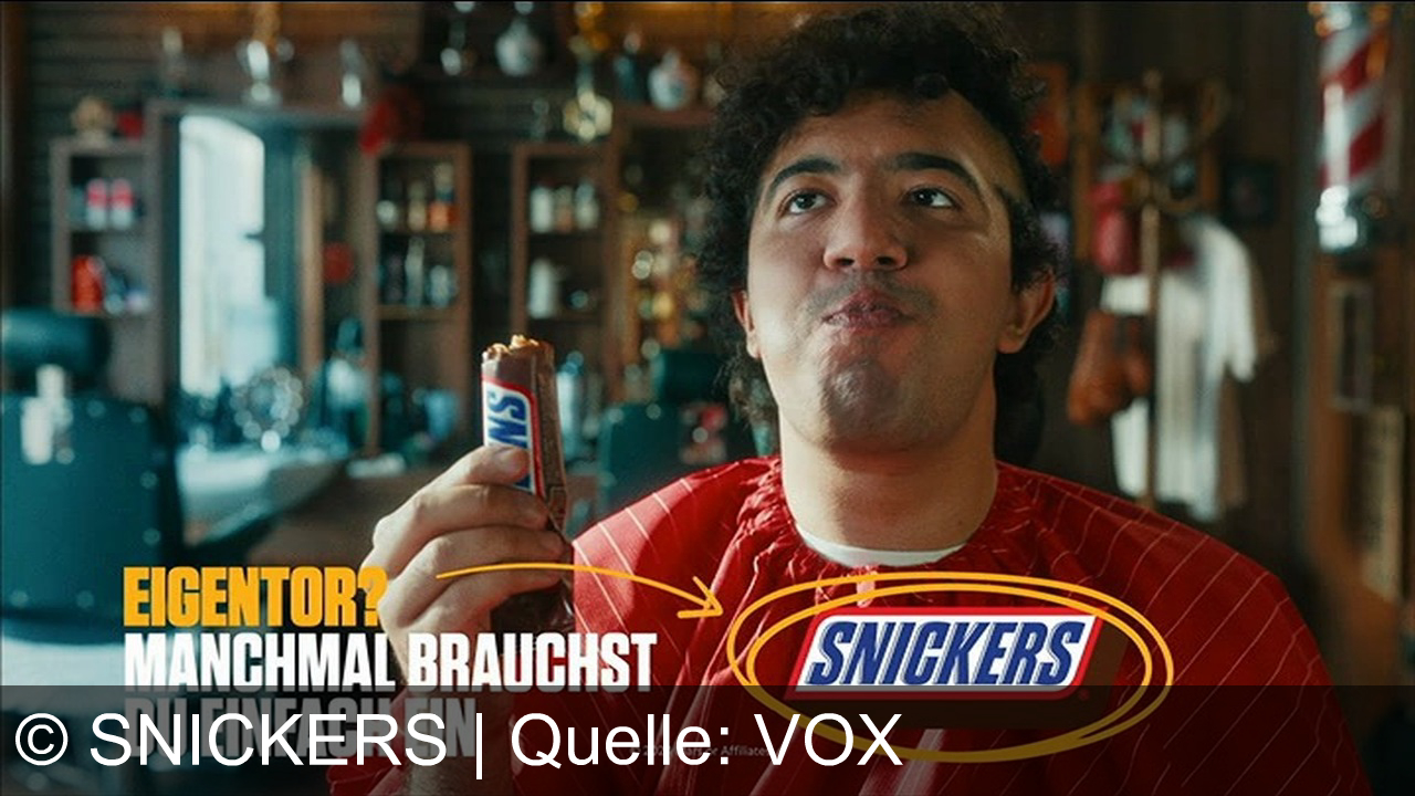 TV Werbung snickers - Snickers-Werbespot: Ein Fußballspieler namens Ricardo lässt sich während des Spiels die Haare schneiden, was als "Eigentor" dargestellt wird. Botschaft: Snickers für Fokus. © 2024 Mars.