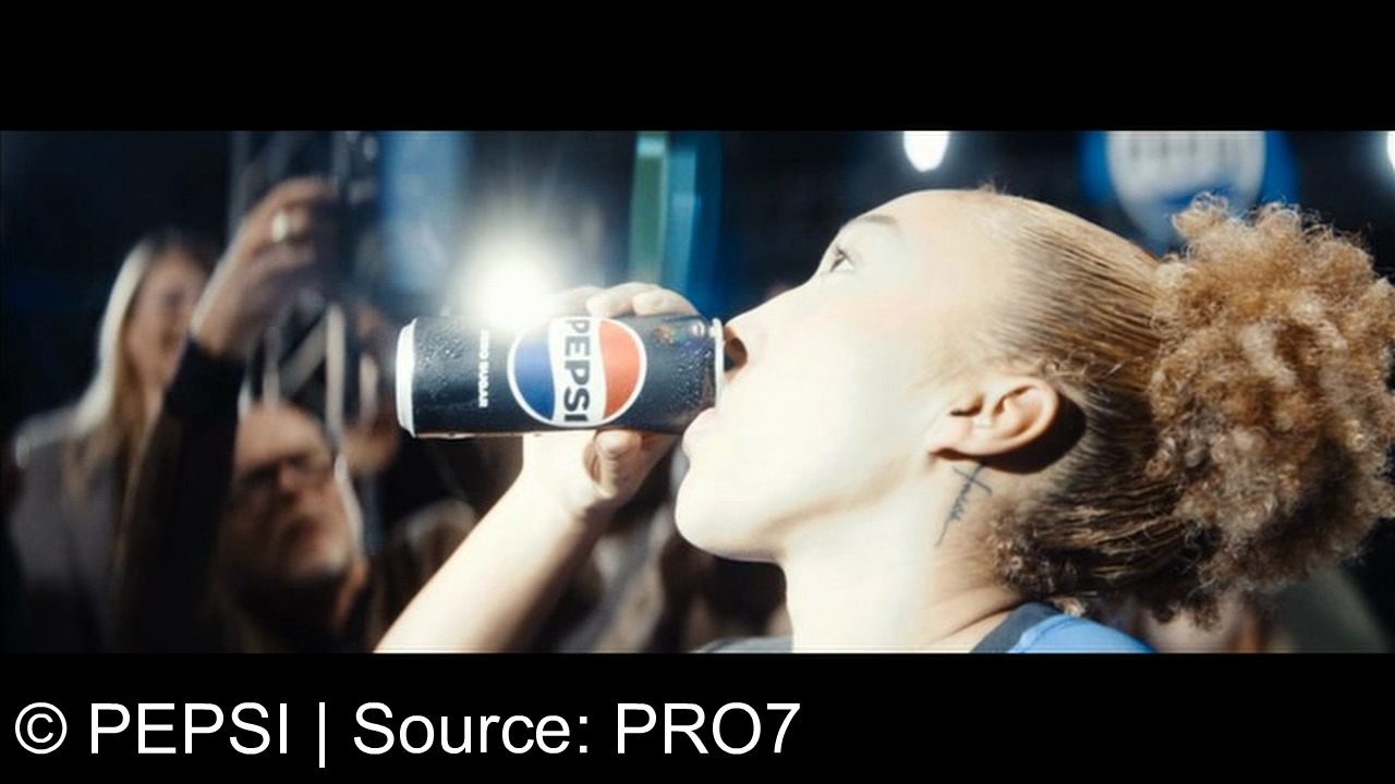 TV Werbung pepsi - Was würden Sie als Fußball-Ikonin von heute tun, wenn Sie eine Zeitreise unternehmen könnten? Wir zeigen es Ihnen. Erlebe zeitlose Momente mit Pepsi – ob auf dem Spielfeld oder in der Vergangenheit. Pepsi. My Pepsi. Dein Abenteuer beginnt jetzt!