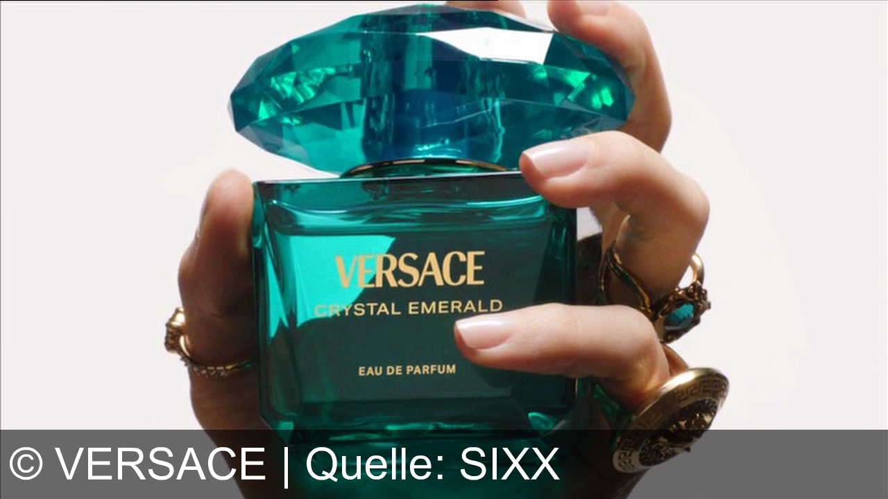 TV Werbung versace - Entdecke Versace Crystal Emerald – der neue Duft von Versace, präsentiert im ikonischen grünen Look. Pure Eleganz, faszinierende Frische, exklusiv als Eau de Parfum.
