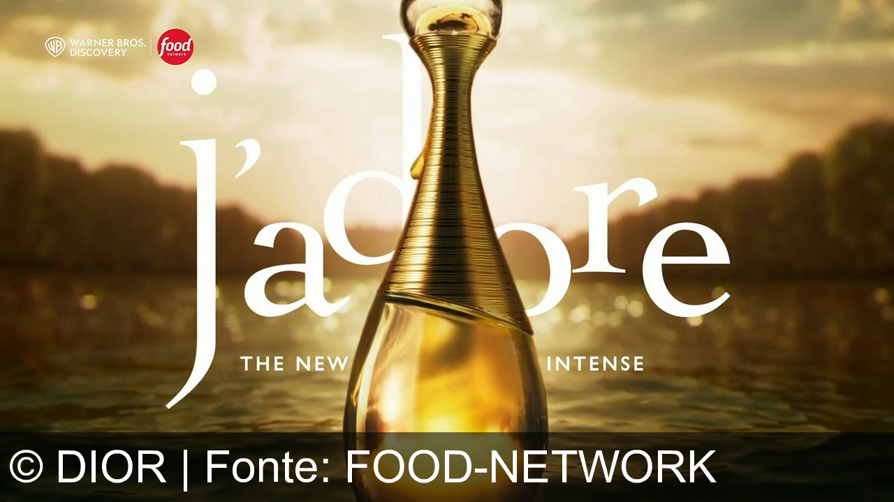 TV Werbung dior - J'adore Dior: Trasforma i tuoi sogni in realtà con l'eleganza intensa del profumo, tra abiti dorati e piscine di luce.