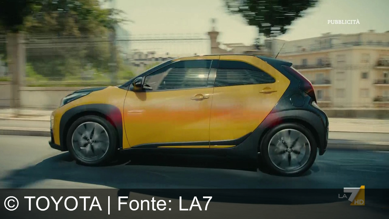 TV Werbung toyota - Nuova Toyota Aygo X Hybrid: stile, efficienza e sorriso al volante. Da scoprire.