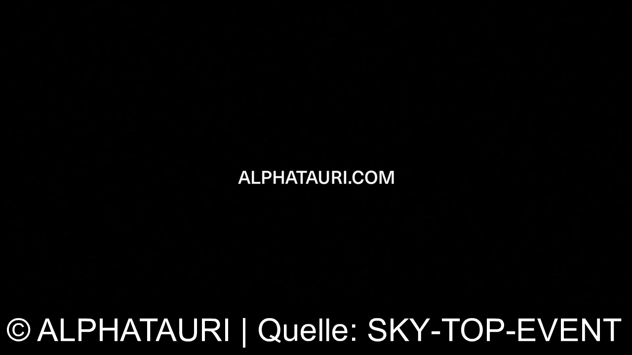 TV Werbung alphatauri - ALPHA TAURI.COM: Lässig in Weiß vor grüner Wand – Stil, der bleibt.