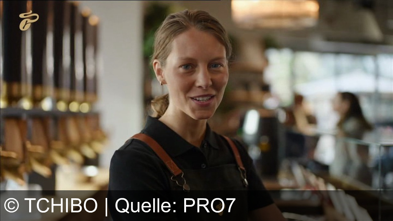 TV Werbung tchibo - Kennt ihr das Lächeln von Tchibo? Es steckt in jeder Tasse Tchibo-Kaffee. Das Lächeln findet ihr ganz in eurer Nähe und in unseren Tchibo-Filialen, wo wir jeden mit dem Duft von frischem Kaffee willkommen heißen und mit Vielfalt überraschen. Genießen wir das, was uns seit über 75 Jahren zusammenbringt. Das gibt es nur bei Tchibo.