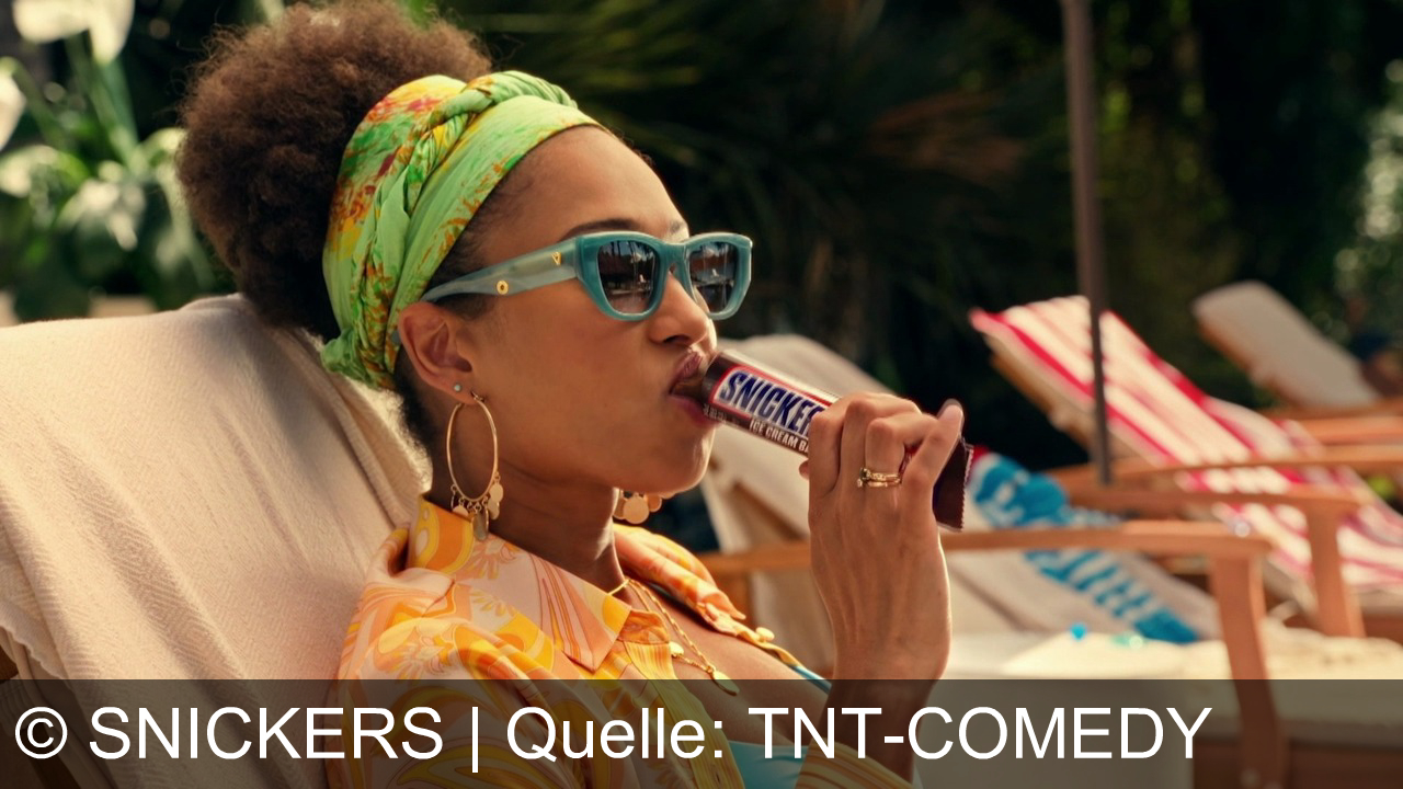 TV Werbung snickers - Genieße den Sommer mit Snickers Ice Cream – cremiges Eis, knackige Erdnüsse und softes Karamell. Der perfekte Genuss für heiße Tage am Pool!
