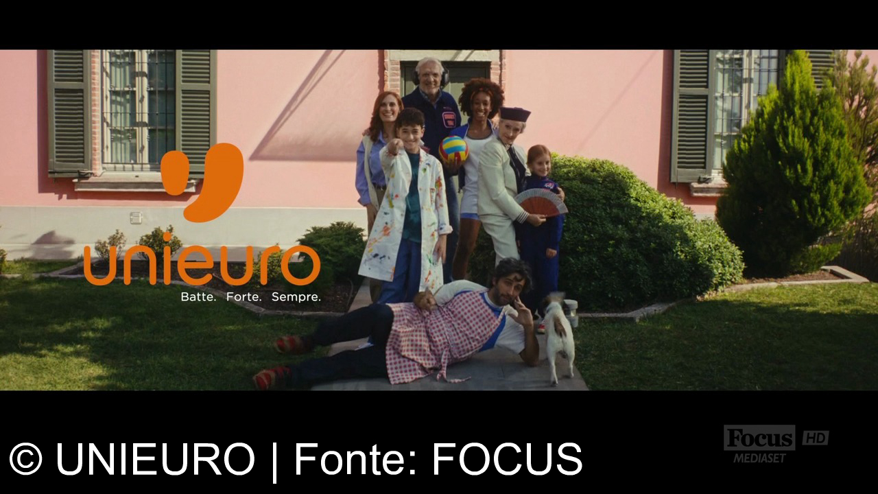 TV Werbung unieuro - Passioni in valigia con Unieuro: Honor Magic V6 pieghevole più set valigie Gioia Home a 1879 €. Con Trade In, fino a 300 € di buono. Batte. Forte. Sempre.