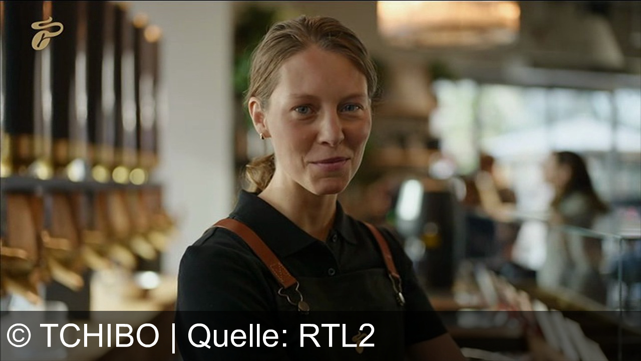 TV Werbung tchibo - Tchibo – das Lächeln, das in jeder Tasse steckt. Frisch gebrühter Kaffee, duftend nah, gemeinsam genießen – nur in deiner Tchibo-Filiale seit über 75 Jahren.