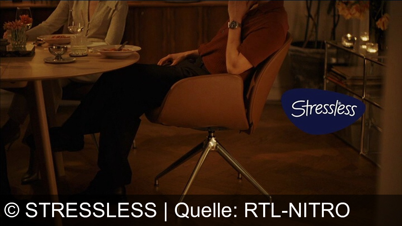 TV Werbung stressless - Stressless: Das Essen schmeckt nicht besser – aber Ihre Gäste sitzen entspannter und genießen den Abend in ergonomischem Komfort.