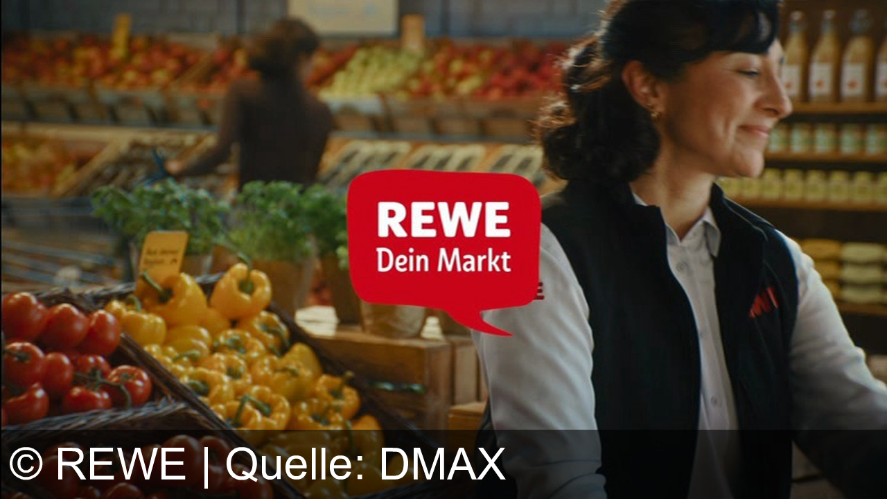 TV Werbung rewe - So knackig, so saftig, so grün, bunt, frisch und lecker. So nah an echter Frische bist du nur, wenn dein Obst und Gemüse direkt von nebenan kommt. Frisch vom Feld in deinen Markt. "Die sollen ja hier nicht ewig rumgucken, die Kartoffeln, wa?" Deswegen arbeiten wir mit so vielen regionalen Höfen und Betrieben zusammen wie kein anderer Supermarkt in Deutschland. Näher geht's nicht, frischer geht's nicht. Rewe, dein Markt.