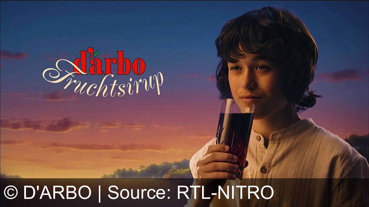 TV Werbung d'arbo - Unermalt von Dome epais (Flower Duet) im Heidelbeermeer träumen dund rudernd: Eintauchen in ein Meer aus Geschmack: d'arbo Fruchtsirup - pure Frucht, purer Genuss aus Heidelbeeren und Cassis.