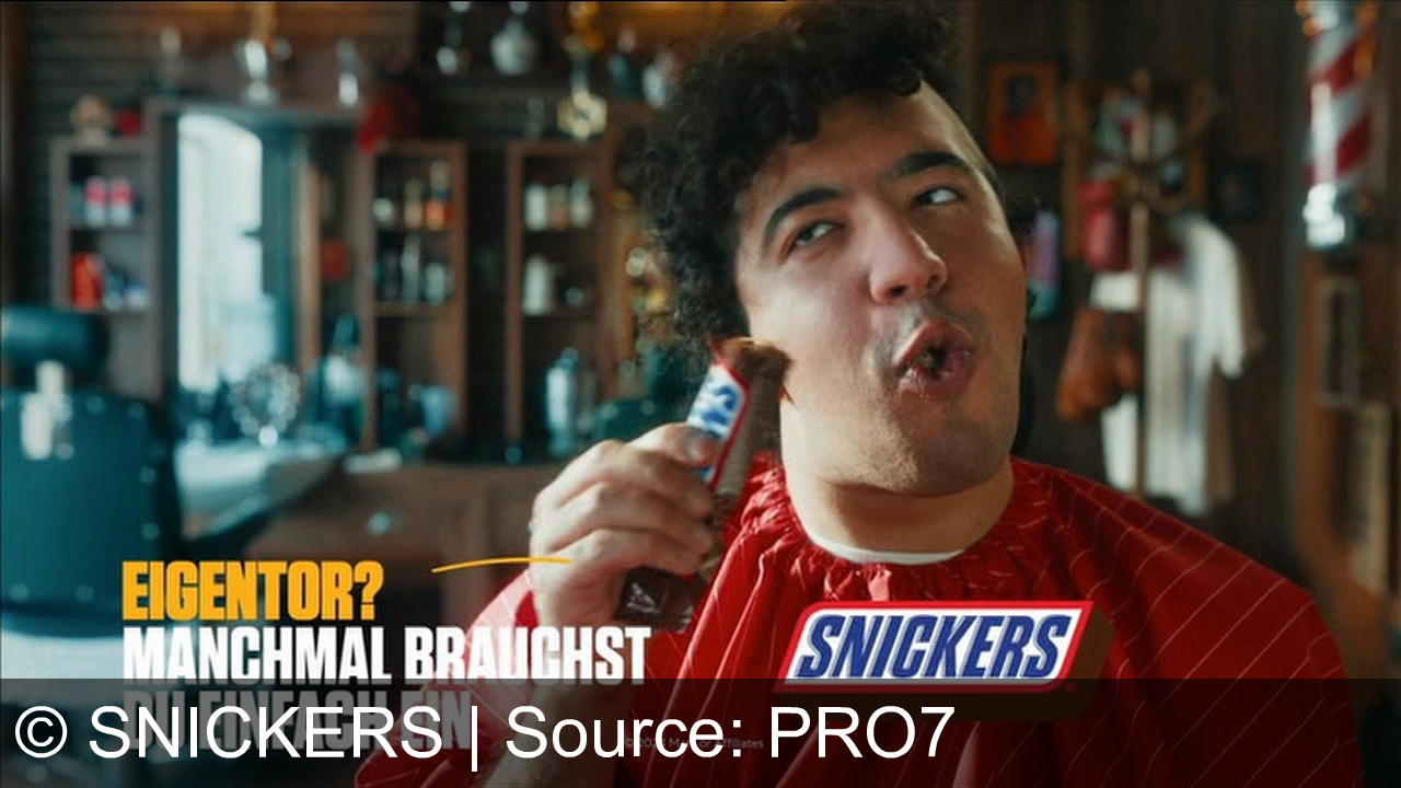 TV Werbung snickers - Snickers-Werbespot: Ein Fußballspieler namens Ricardo lässt sich während des Spiels die Haare schneiden, was als "Eigentor" dargestellt wird. Botschaft: Snickers für Fokus. © 2024 Mars.