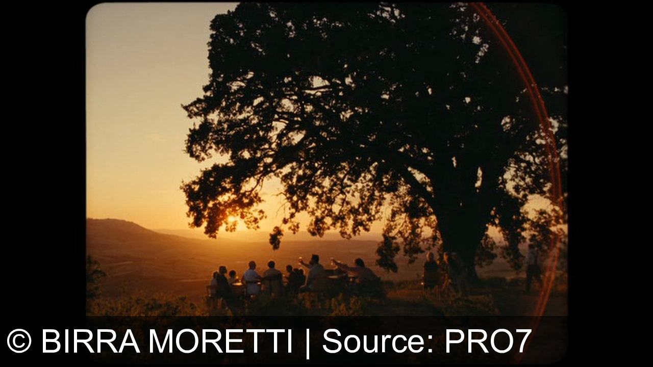 TV Werbung birra moretti - Wenn die italienische Gesellschaft der Sonne "hinterherzieht": Erlebe das italienische Lebensgefühl mit Birra Moretti – wo Gemeinschaft, Kultur und Genuss aufeinandertreffen. Prost auf das dolce vita! 🍻